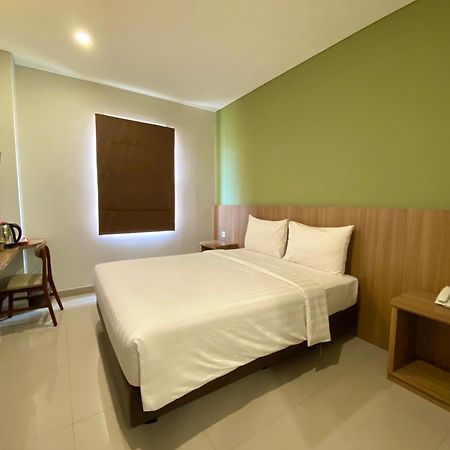 Front One Hotel Gombong Gombong  Exterior foto
