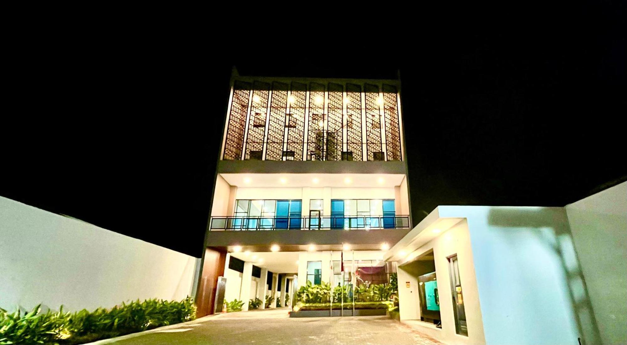 Front One Hotel Gombong Gombong  Exterior foto