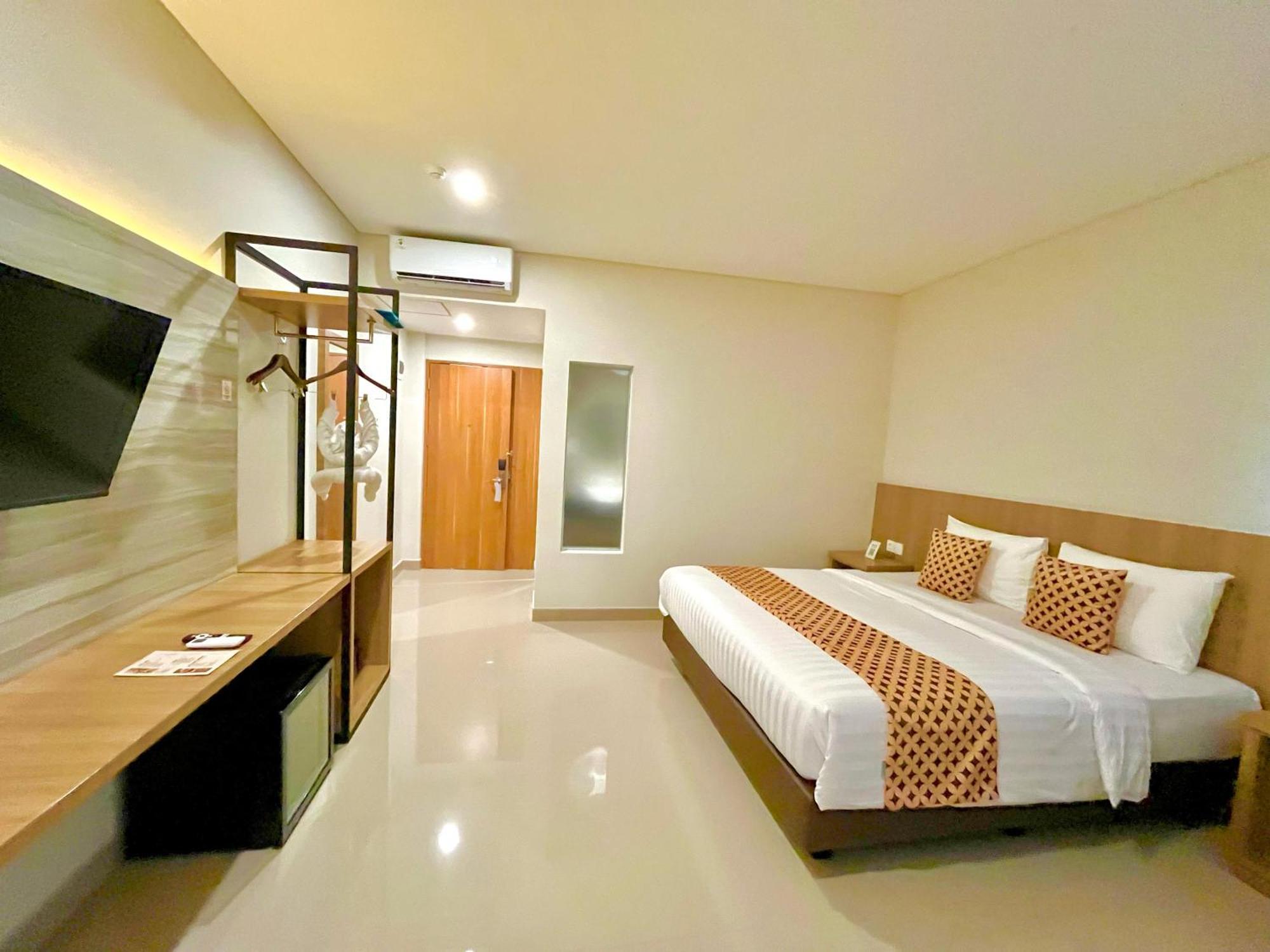 Front One Hotel Gombong Gombong  Exterior foto