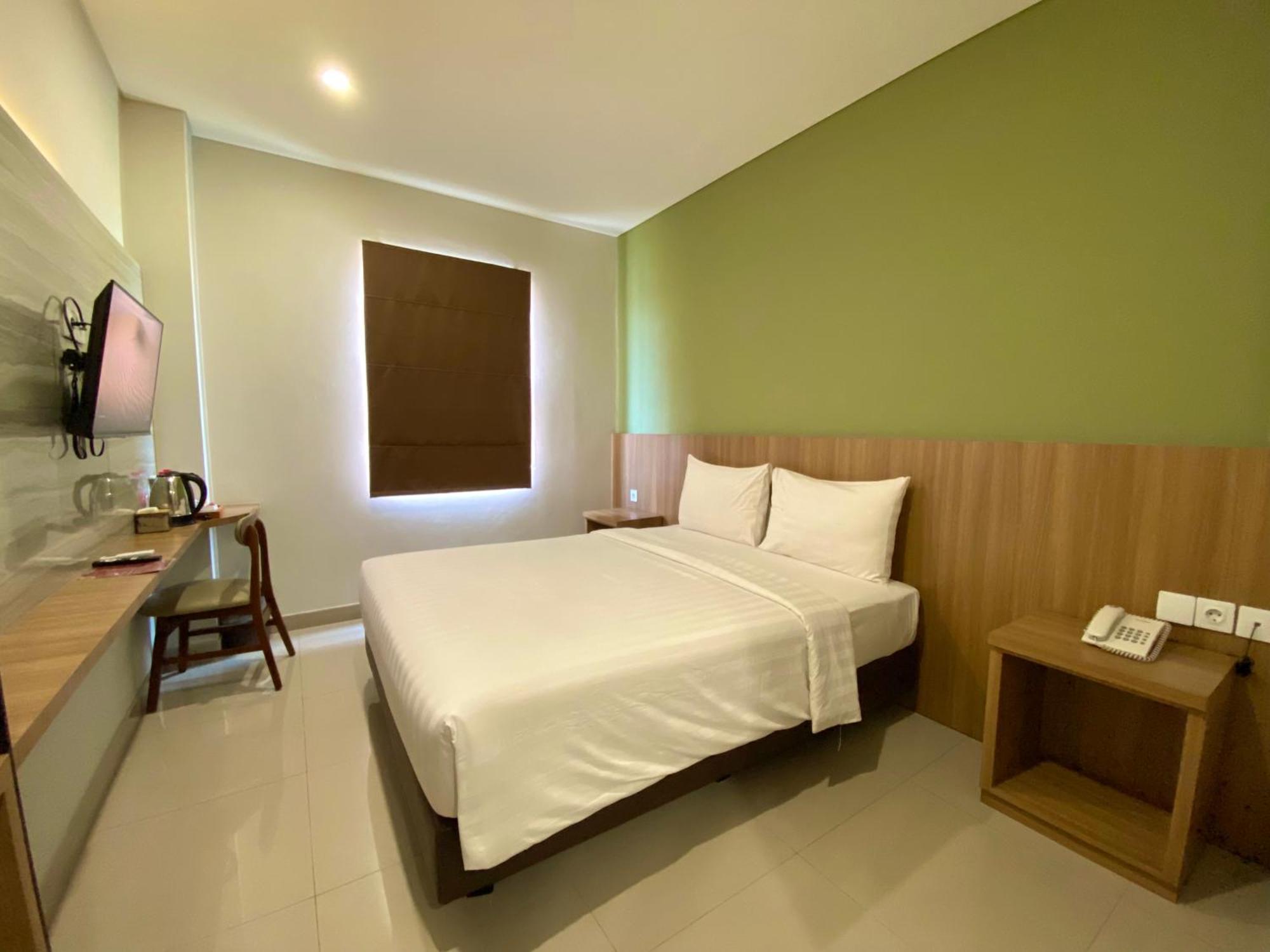 Front One Hotel Gombong Gombong  Exterior foto