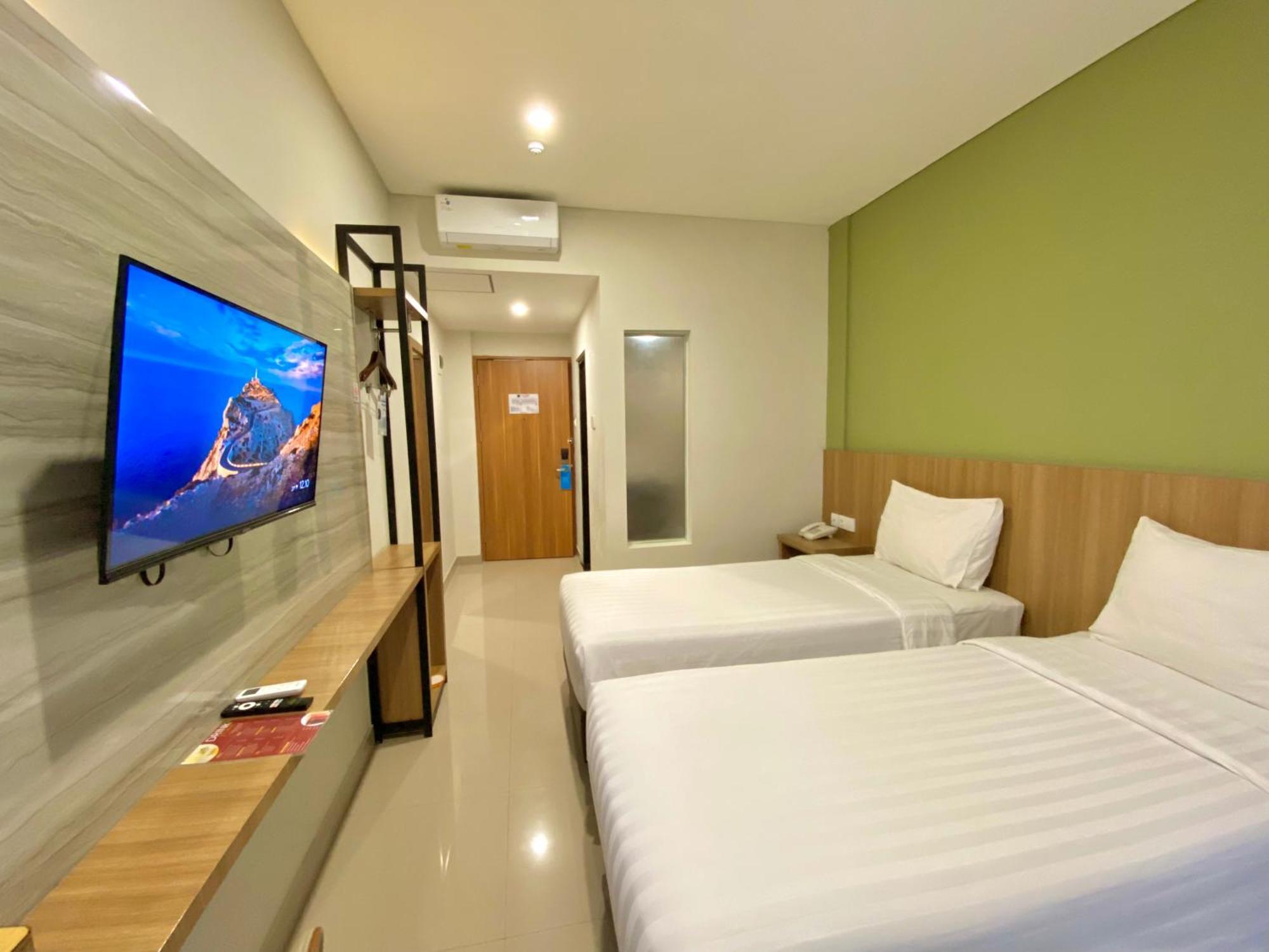 Front One Hotel Gombong Gombong  Exterior foto