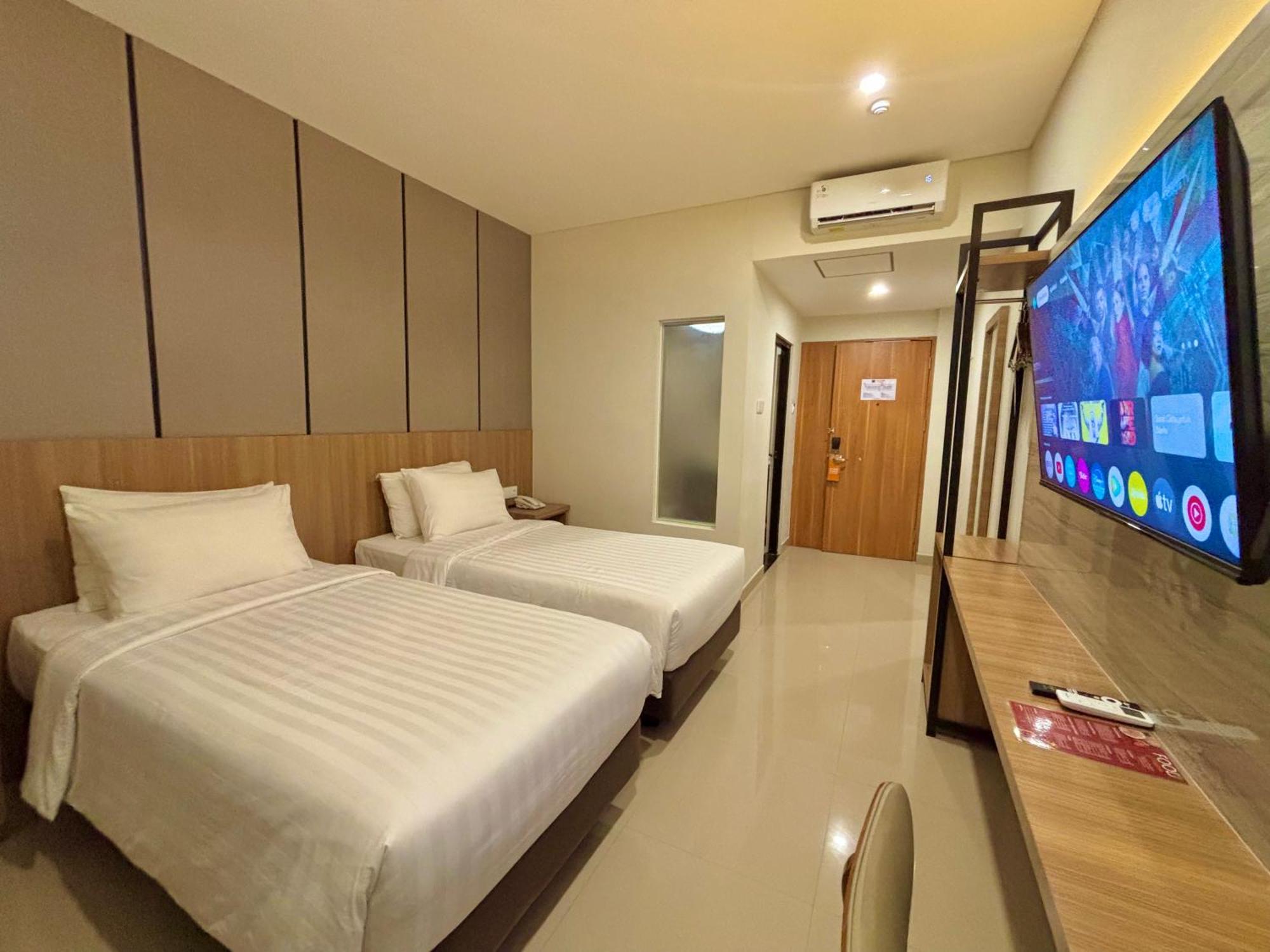 Front One Hotel Gombong Gombong  Exterior foto