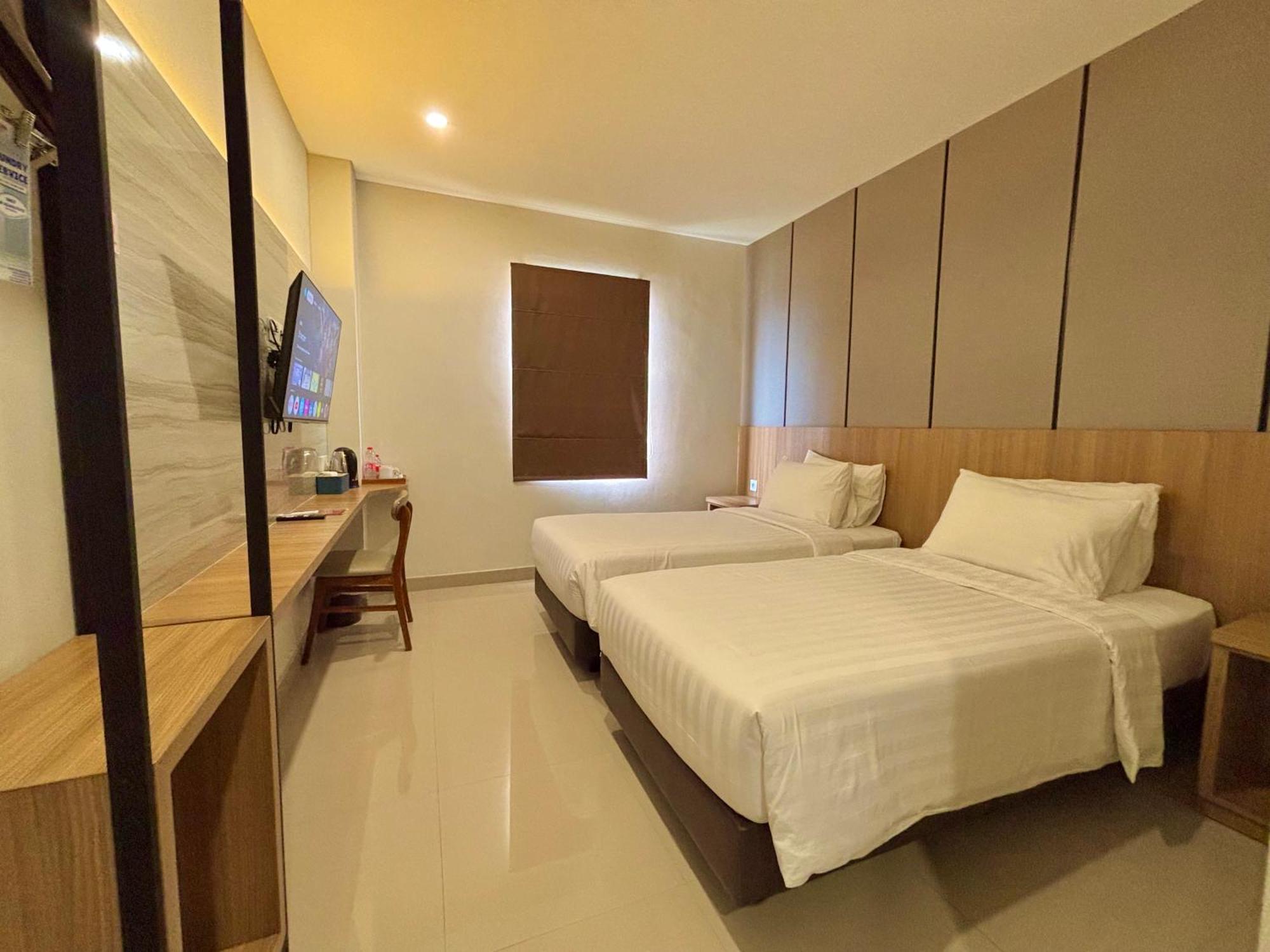 Front One Hotel Gombong Gombong  Exterior foto